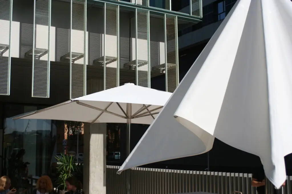 parasol de acero inoxidable con tejidos técnicos resistentes y duraderos