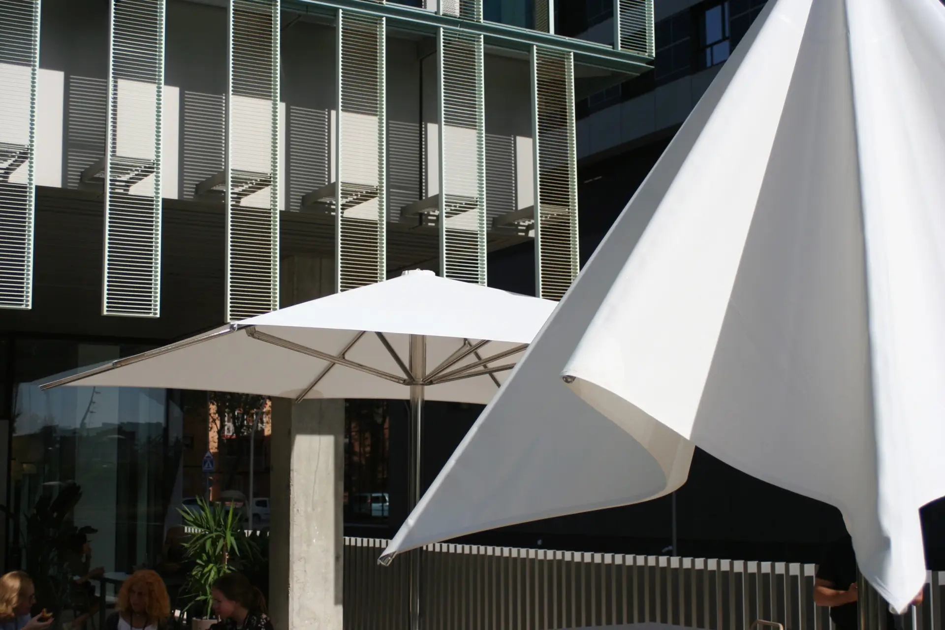 parasol de acero inoxidable con tejidos técnicos resistentes y duraderos