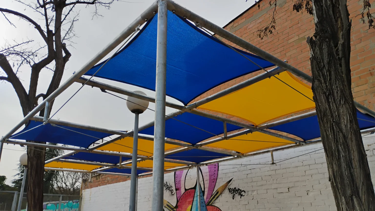 pérgola permanente a medida para escuelas