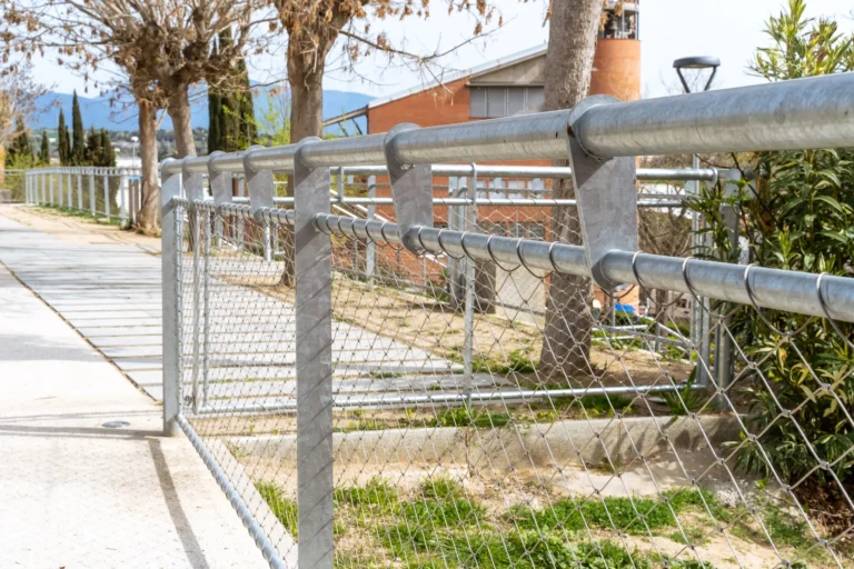 malla de acero inoxidable en espacios públicos